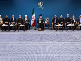 تحذيرات وشروط.. لماذا وافق خامنئي على المحادثات مع الولايات المتحدة؟