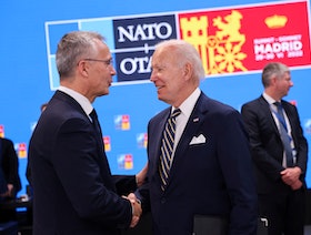 بايدن يلتقي ستولتنبرج مع احتدام المنافسة على قيادة الناتو