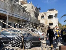 إسرائيل تقصف قاعدتين عسكريتين وسط سوريا.. وتُسقط ضحايا في غرب درعا