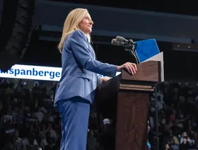 سبانبرجر تحسم سباق حاكم فرجينيا لصالح الديمقراطيين