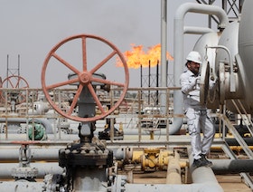 بسبب أزمة الديون.. إيران تُخفض إمدادات الغاز إلى العراق 