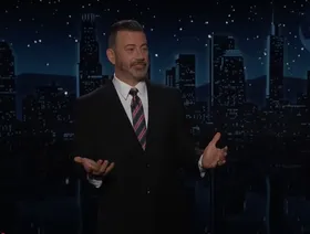 بلحظات ضحك وبكاء.. جيمي كيميل يعود إلى برنامجه ويثير غضب ترمب مجدداً