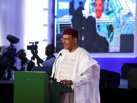 مستشار رئيس النيجر المحتجز لـ"الشرق": بازوم لم ولن يتقدم باستقالته