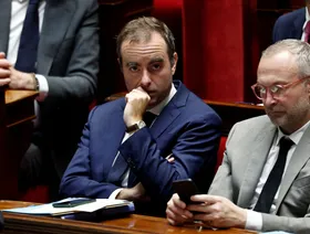 فرنسا.. حكومة لوكورنو الجديدة تنجو من اقتراعين لحجب الثقة بدعم اليسار