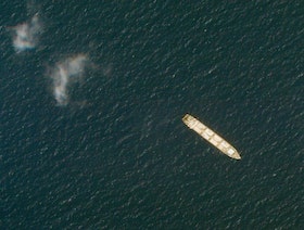 تقرير: إيران استبدلت سفينة تجسس تعرضت لهجوم في البحر الأحمر بأخرى مماثلة