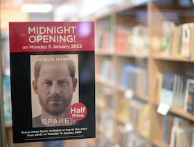 بيع 400 ألف نسخة من مذكرات الأمير هاري خلال يوم في بريطانيا
