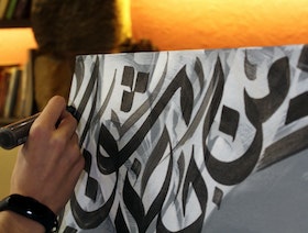  "إيقاع الحروف" معرض يعيد إحياء فن الخط العربي في الموصل