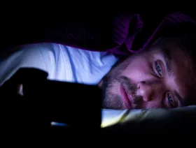 توقيت النوم.. كيف يهدد السهر المزمن صحة الدماغ؟