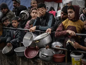 القصف والتفتيش ومحدودية المعابر.. عقبات أمام وصول المساعدات إلى غزة