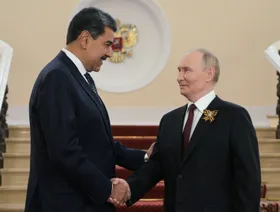 رداً على تقارير طلب مادورو للدعم العسكري.. الكرملين: نتواصل مع أصدقائنا في فنزويلا