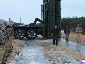 زعيم كوريا الشمالية يشرف على اختبار صواريخ بعيدة المدى