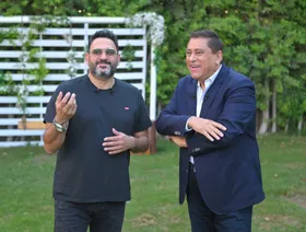 أكرم حسني لـ"الشرق": محمد صلاح يتابع أعمالي.. وهذه نصيحة عادل إمام لي