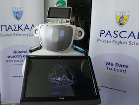 أينشتاين في قبرص.. طلاب يطورون روبوتاً بتقنية "ChatGPT" لتعزيز التعلم