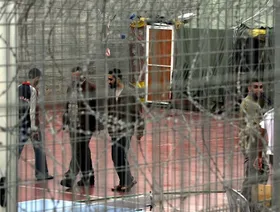 فلسطينيون يكشفون تفاصيل المعاناة النفسية والجسدية بعد مغادرة سجون إسرائيل