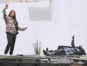 "نجمة" بيت لحم تطل من أعمال بانكسي عشية الميلاد