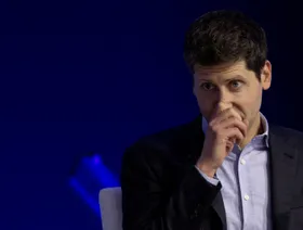 مؤسس OpenAI يؤيد استخدام ChatGPT بدلاً من سيري على هواتف آيفون 17