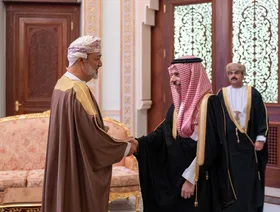سلطان عُمان يستقبل وزير الخارجية السعودي في مسقط