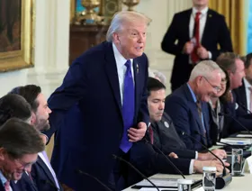 ترمب يحض كوبا على "عقد صفقة" قبل فوات الأوان: لا مزيد من نفط وأموال فنزويلا