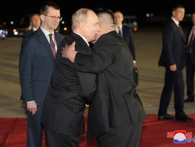 كيم يستقبل بوتين بالأحضان في مستهل زيارته إلى كوريا الشمالية