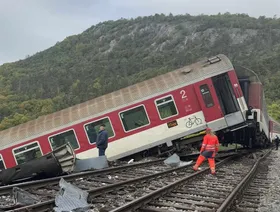 إصابة أكثر من 90 شخصا في تصادم قطارين بسلوفاكيا