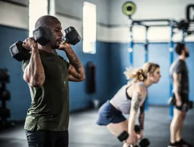 تأخير الشيخوخة والحفاظ على شباب الدماغ.. فوائد إضافة لبناء العضلات