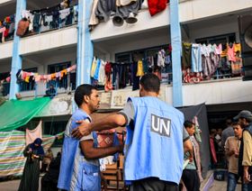 "علم الأمم المتحدة لا يحمي".. أضرار مادية وضحايا بين صفوف المنظمات الإنسانية في غزة