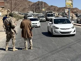 العليمي يعلن نجاح "استلام المعسكرات" في حضرموت والمهرة ويحدد أولويات المرحلة الانتقالية