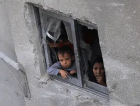 "حكومة غزة" تدعو ترمب والوسطاء إلى إلزام إسرائيل بإدخال المساعدات