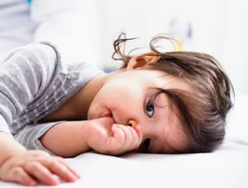 مص الإبهام.. نصائح لتخليص الطفل من هذه العادة