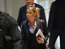 ابنة بريجيت ماكرون تدافع عن والدتها أمام المحكمة ضد شائعات "التحول الجنسي"