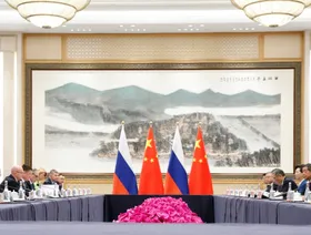 روسيا: التبادل بالدولار مع الصين في أدنى مستوى.. وندرس إعفاءً متبادلاً للتأشيرات