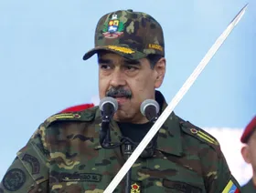 رغم الضغط الأميركي.. كيف يُحكم مادورو قبضته على فنزويلا؟