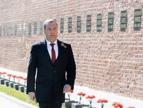 ميدفيديف يثير الجدل حول جرينلاند.. وروسيا تنفي خطط السيطرة