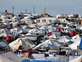 سوريا | "قسد" تنسحب من "الهول".. والتحالف يتفاوض لتسليم مخيم "سجناء داعش" لدمشق