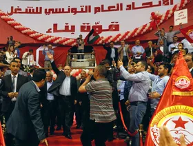 اتحاد الشغل في تونس يقرر التظاهر ويلوح بالإضراب بعد احتجاج أمام مقره