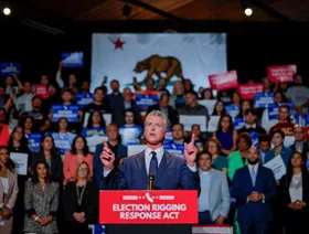 حاكم كاليفورنيا يصعد معركة رسم الخرائط الانتخابية مع الجمهوريين وأوباما يدخل على الخط