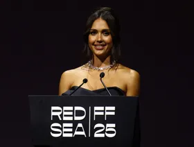 جيسيكا ألبا في "البحر الأحمر": دعوة لتمكين المرأة.. وتحضيرات لعمل سعودي مع هيفاء المنصور