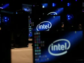 سباق رقائق الذكاء الاصطناعي يدفع Intel إلى إعادة الهيكلة وتسريح 15% من موظفيها