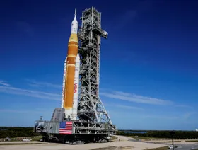 ناسا تجهز صاروخها SLS تمهيداً لمهمة "أرتميس 2" للدوران حول القمر