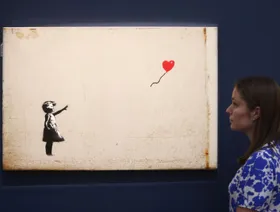 محكمة بريطانية تقضي بسجن سارق لوحة "فتاة مع بالون"