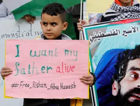 "قصة في كل بيت".. أرقام وتواريخ من ملف الأسرى الفلسطينيين