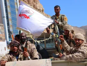 اليمن.. العليمي يعلن نجاح "استلام المعسكرات" في حضرموت والمهرة