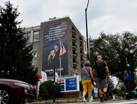 من "ماجا" إلى "ميجا".. اليمين الأميركي يتحرك لتصدير أجندته عبر الأطلسي