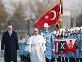 البابا ليو يصل تركيا في أول رحلة خارجية "للحث على السلام"