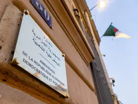 فرنسا تعتزم طرد 12 موظفاً بالسفارة الجزائرية وتستدعي سفيرها بالجزائر