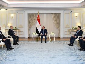 السيسي مستقبلاً خليفة حفتر: استقرار ليبيا أمن قومي لمصر
