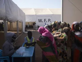 "الأغذية العالمي" يسلم مساعدات لدارفور مع اقتراب المجاعة بالسودان