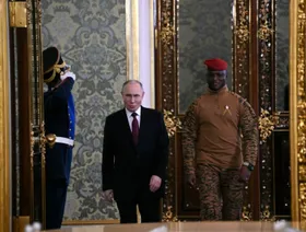 تقرير: النفوذ الروسي يتراجع في إفريقيا.. وتحرك غربي لملء الفراغ