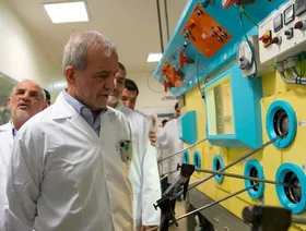 إيران تتحدى الضغوط الدولية بخطط لتوسيع قدراتها النووية