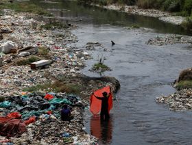 دراسة: البلاستيك يُلوث "جميع أنواع الأحياء المائية" بمصبات الأنهار